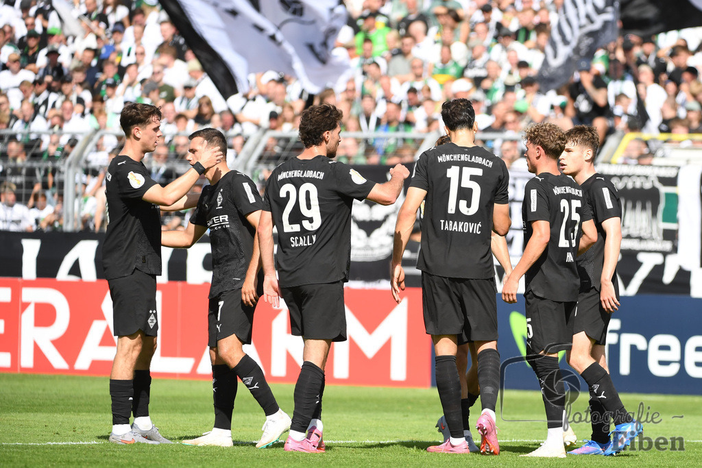 SV Atlas-Delmenhorst-Borussia Mönchengladbach | DFB-Pokal 1. Runde;SV Atlas Delmenhorst (gelb)-Borussia Mönchengladbach (schwarz) am 17.08.2025 in Oldenburg (Marschweg-Stadion), Photo: Philip Eiben 2025 - Realisiert mit Pictrs.com
