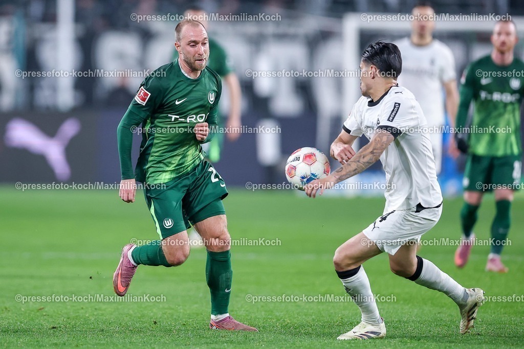 BMG13122502171 | 13.12.2025, Fußball, Borussia Mönchengladbach - VfL Wolfsburg, 1. Fußball Bundesliga, 14.Spieltag, Borussia-Park, Saison 2025 2026: Christian Eriksen&nbsp;(VfL Wolfsburg #24) im Zweikampf gegen  Kevin Diks&nbsp;(Borussia Mönchengladbach #04) Handspiel   DFB regulations prohibit any use of photographs as image sequences and or quasi-video.