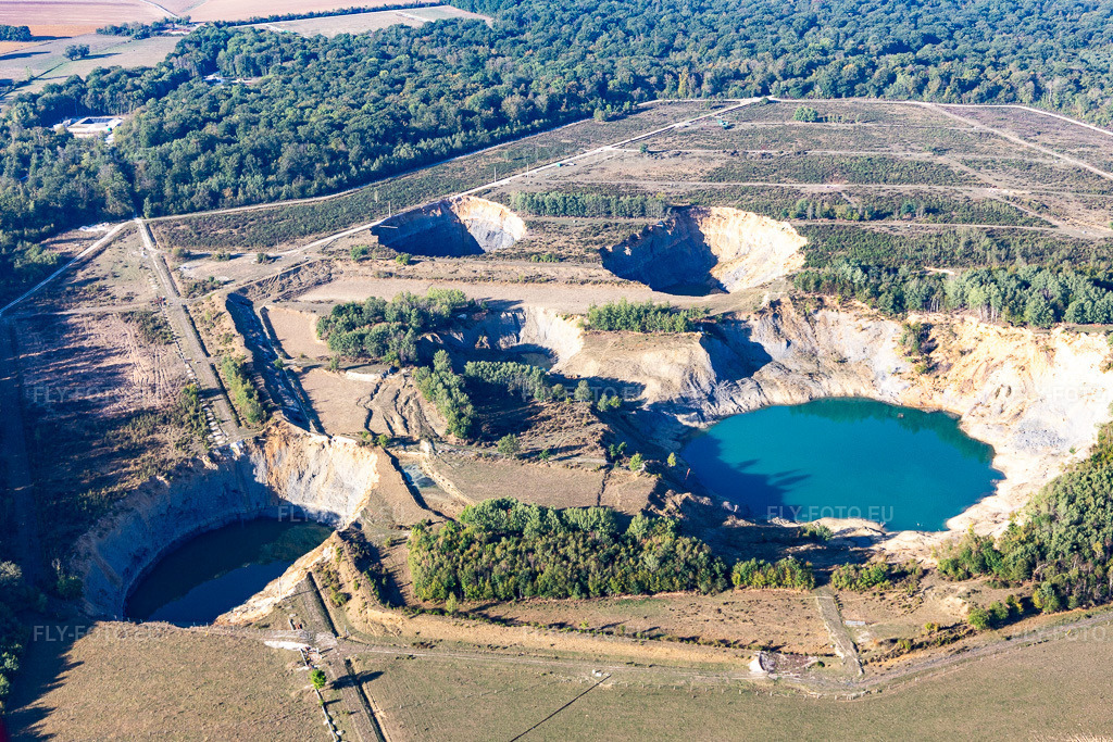 Vue aérienne: Trou de glissement de terrain en forme de cratère rempli d'eau souterraine à Lenoncourt dans le département Meurthe et Moselle, France. Photo: IMG_118181.jpg prise le 15/09/2019 par Werner Riehm/FLY-FOTO.eu – Résolution de l'original: 5098 x 3399 px