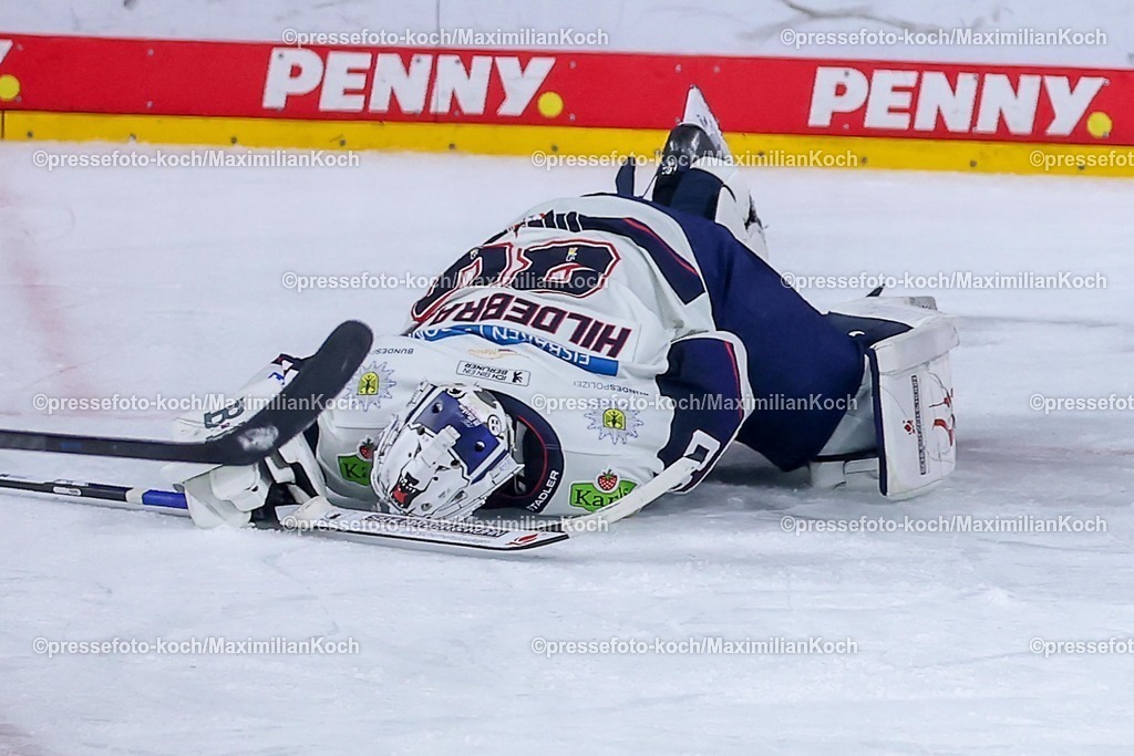 KEC15042601132 | 15.04.2026, Eishockey, DEL Halbfinale Play-Offs, Kölner Haie - Eisbären Berlin, Spiel 4, Lanxess-Arena Köln: Goalie Jake Hildebrand (Eisbären Berlin #30) verletzt sich beim Tor zum 2:3 durch Torschütze Dominik Bokk (Kölner Haie #78) 