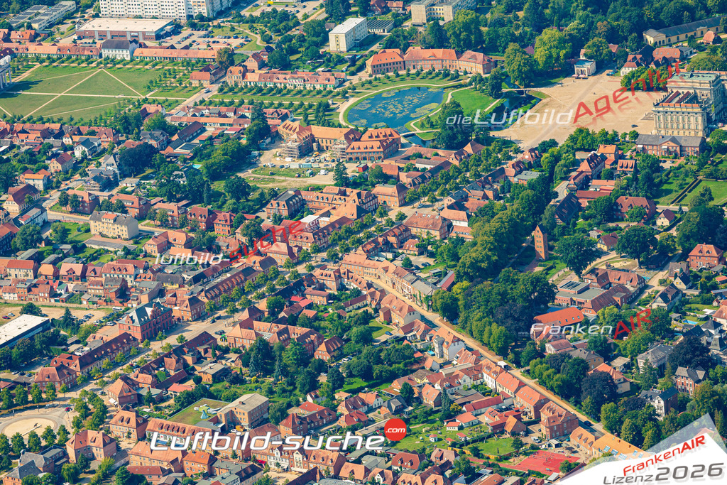 Stadt Ludwigslust von Oben- Die Luftaufnahme wurde 2025 vom UL-Flugzeug heraus erstellt ( keine Drohnenaufnahme ) - Hochauflösende Luftaufnahme - für Wandbilder und großformatige Ausdrucke geeignet. Das besondere Geschenk!Hier alle&nbsp;Infos zur Lizenzierung der LuftaufnahmeWir fliegen auch dieses Jahr wieder in Ihre Region um Luftbilder zu erstellen.- Luftbild anfragen