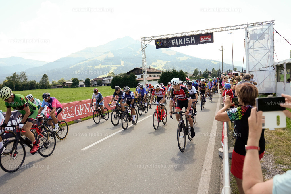 502_20230817_Bewerb_Maenner_Muehlanger | AUT - OESTERREICH, 2023-08-16: SPORT RENNRAD-FAHREN - 55. INTERNATIONALER RADWELTPOKAL IN ST. JOHANN IN TIROL  - Vintage-Radrennen mit WM-Bronze-Medaillen-Siegerin Christina Schweinberger, den Teilnehmer und Alexander Baumann (vom Orginastions-Team) - TAG 2 BEWERB MAENNER IN SECHS GRUPPEN  ; Foto: Roland Muehlanger