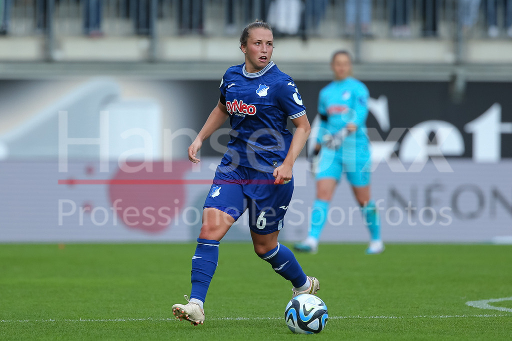 Fussball, Google Pixel Frauen-Bundesliga, VfL Wolfsburg - TSG 1899 Hoffenheim | v.li.: Michaela Specht (TSG 1899 Hoffenheim, 6) am Ball, Einzelbild, Ganzkörper, Aktion, Action, Spielszene, DIE DFB-RICHTLINIEN UNTERSAGEN JEGLICHE NUTZUNG VON FOTOS ALS SEQUENZBILDER UND/ODER VIDEOÄHNLICHE FOTOSTRECKEN. DFB REGULATIONS PROHIBIT ANY USE OF PHOTOGRAPHS AS IMAGE SEQUENCES AND/OR QUASI-VIDEO.