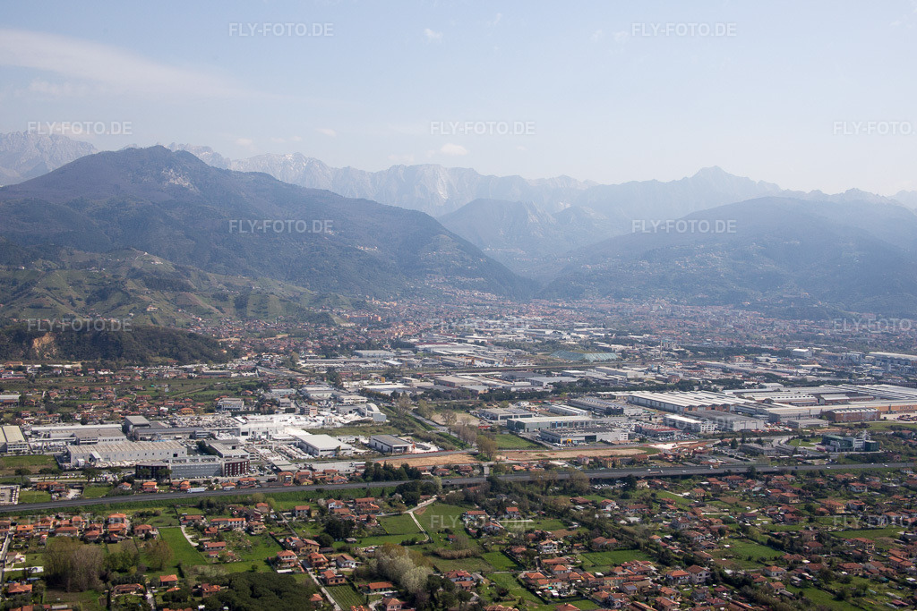 Luftbild: Ortsansicht in Avenza im Bundesland Toscana in Italien. Foto: IMG_087179.jpg vom 04.04.2016 durch Werner Riehm/FLY-FOTO.de