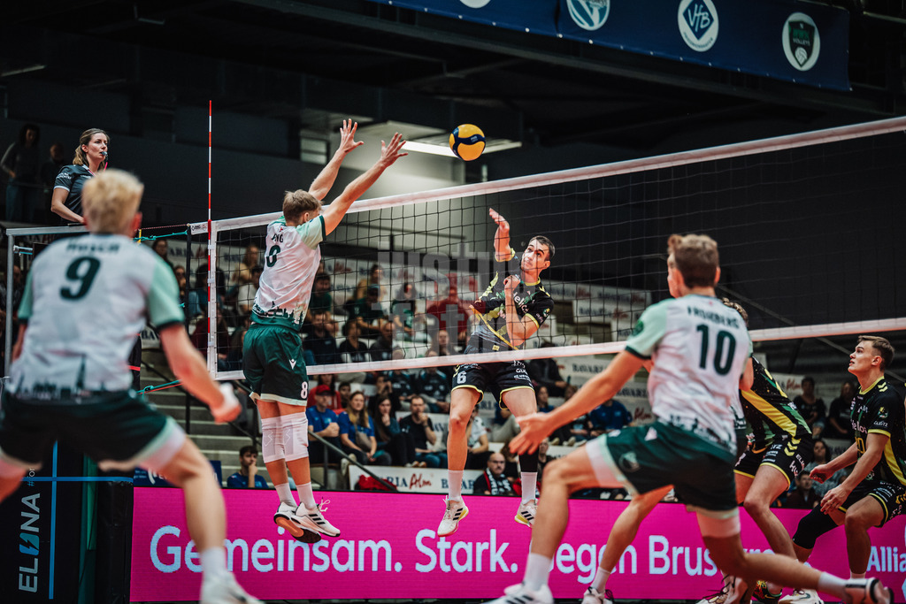 Volleyball | Herren | Saison 2025/2026 | Volleyball Ligacup | FT 1844 Freiburg vs. Helios GRIZZLYS Giesen | 12.10.2024 | Mark Rura (#6, Helios GRIZZLYS Giesen) beim Angriff