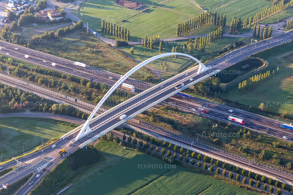 Aerial view: Ponte Di Calatrava bridge, over the high-speed rail line and Autostrada del Sole in Reggio nell'Emilia in the state Reggio Emilia, Italy. – Photo: IMG_134813.jpg taken on 09/20/2022 by Werner Riehm/FLY-FOTO.com – Resolution of the original: 5472 x 3648 px – TURISMO.COMUNE.RE.IT
