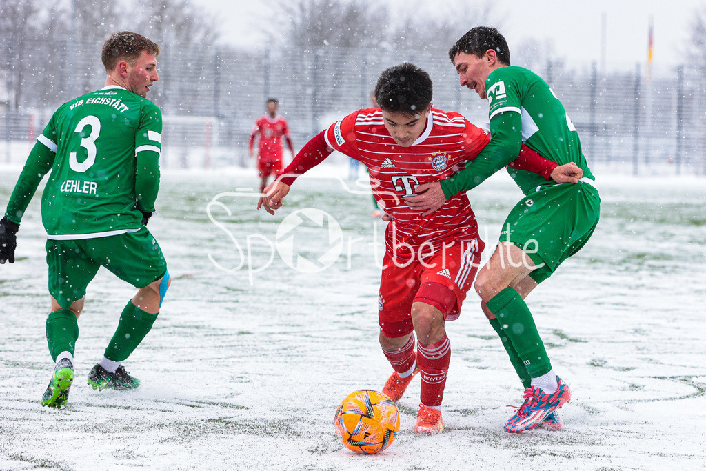 FC Bayern Amateure - VfB Eichstätt | Angelo BRUECKNER (FCB #2) im Duell mit Jonas FRIES (VFG #22)