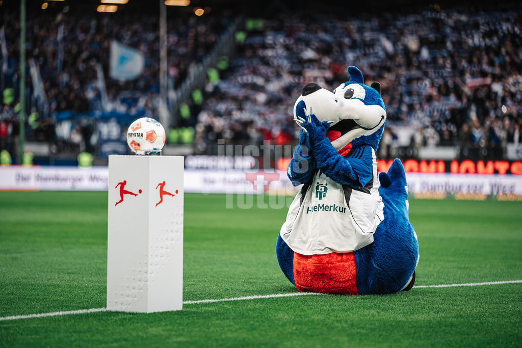 Fußball | Männer | Saison 2025/2026 | 1. Fußball-Bundesliga | 31. Spieltag | Hamburger SV vs. TSG Hoffenheim | 25.04.2026 | Maskottchen Dino Hermann betet den Spielball an