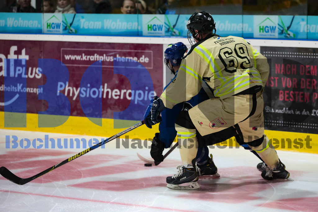 Benefiz-Eishockeyspiel der Polizei Bochum gegen die feuerwehr Duisburg {date} -  | {headline}



(Foto: Sebastian Sendlak / BOND)

 - Realisiert mit Pictrs.com