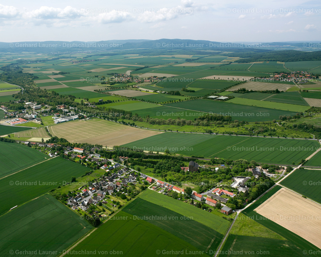 2638080 | OTHFRESEN 09.06.2006 Landwirtschaftliche Nutzflächen und Feldgrenzen  umsäumen das Siedlungsgebiet des Dorfes in Othfresen im Bundesland Niedersachsen, Deutschland // Agricultural land and field boundaries surround the settlement area of the village  in Othfresen in the state Lower Saxony, Germany Foto: Gerhard Launer