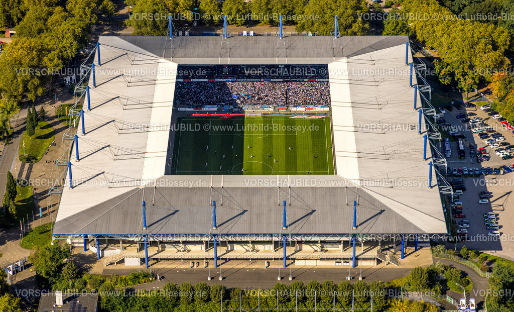 Duisburg241003383 | Luftbild, Sportpark Duisburg mit Fußballstadion Schauinsland-Reisen-Arena, auch MSV Duisburg Arena oder Wedaustadion, Live Fußball mit Zuschauern auf der Tribüne, Neudorf, Duisburg, Ruhrgebiet, Nordrhein-Westfalen, Deutschland