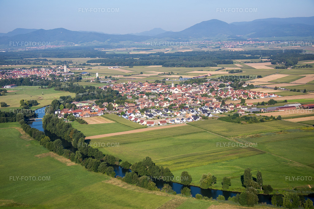 Aerial view: Riverbanks of the Ill against the backdrop of the Vosges Mountains in Sermersheim in the state Bas-Rhin, France. – Photo: IMG_093240.jpg taken on 08/16/2016 by Werner Riehm/FLY-FOTO.com – Resolution of the original: 5472 x 3648 px