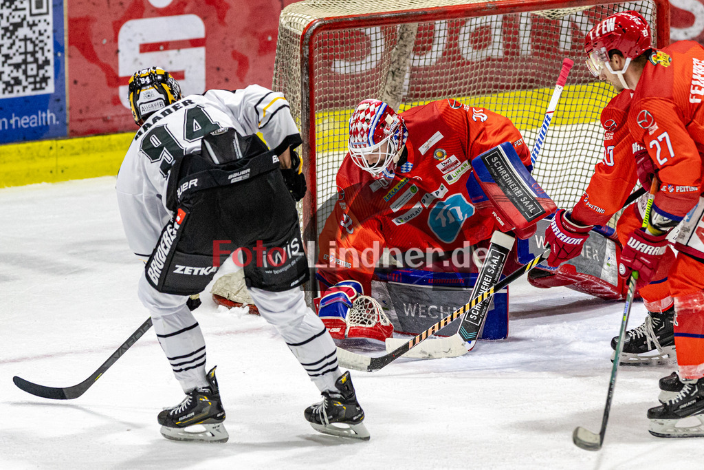 EC Peiting vs EV Füssen | Eishockey Oberliga Süd 2023/2024, EC Peiting vs EV Füssen,
Torchance EV Füssen,
2023-10-29 in Peiting (Eisstadion)
30 Konrad FIEDLER (ECP Goali 30), 94 Tobias BAADER (EVF 94)
Copyright: WolfgangxLindner sportworld