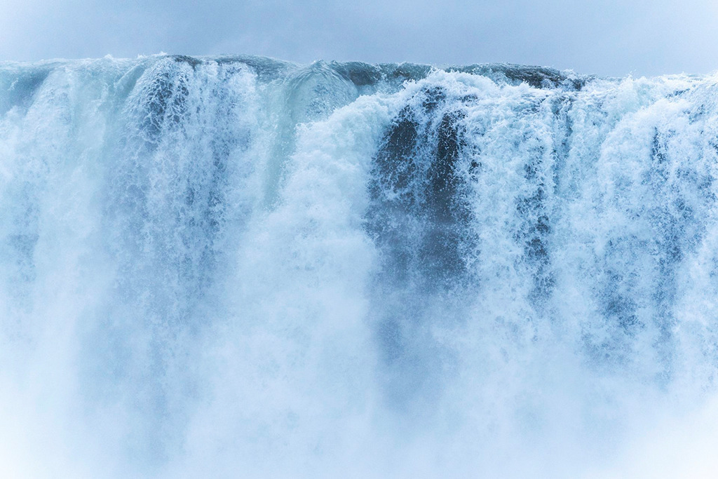 Wassermassen am Wasserfall Godafoss in Island | Bestell-Nr. isl_2024_09_1557 - Realisiert mit Pictrs.com