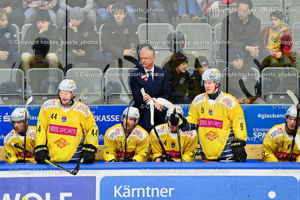 EC IDM WÄRMEPUMPEN VSV vs. Vienna Capitals | Spielerbank Vienna Capitals Headcoach Vienna Capitals CONSTANTINE KEVIN, EC IDM WÄRMEPUMPEN VSV vs. Vienna Capitals, EC IDM WÄRMEPUMPEN VSV vs. Vienna Capitals am 16.11.2025 in Villach (Stadthalle Villach), Austria, (Photo by Bernd Stefan)