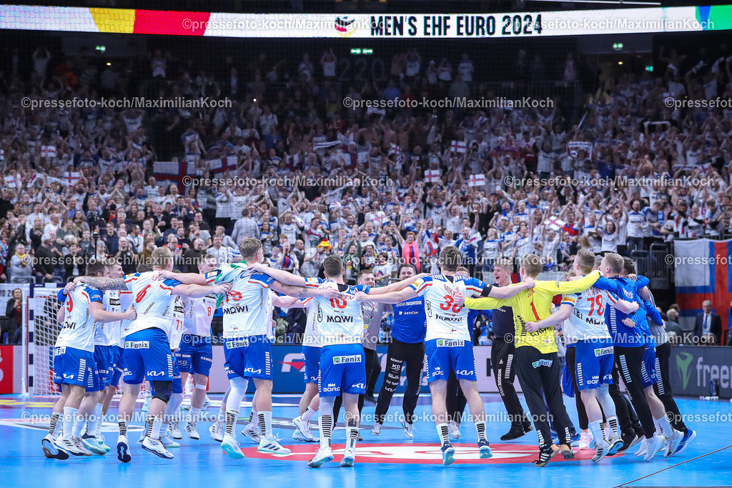 EHFEURO13012402034 | 13.01.2024, EHF EURO 2024, Männer Europameisterschaft Handball, Mercedes-Benz-Arena in Berlin, Färöer - Norwegen: Abschlussjubel nach dem 26:26 Ausgleich durch Elias Ellefsen a Skipagotu (Färöer). Die Mannschaft steht jubelnd auf dem Spielfeld.