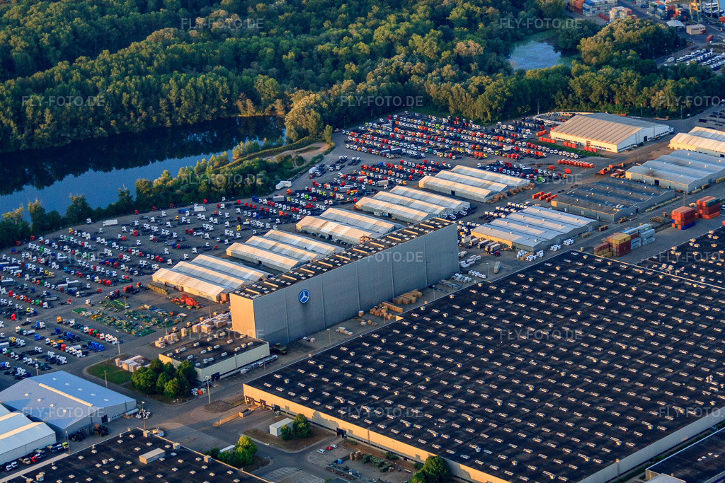 Luftbild: Gelagerte LKWs von Mercedes-Benz Trucks im Automobilwerk Wörth in Wörth am Rhein im Bundesland Rheinland-Pfalz in Deutschland. Foto: IMG_59149.jpg vom 04.08.2013 durch Werner Riehm/FLY-FOTO.deZum Seitenanfang