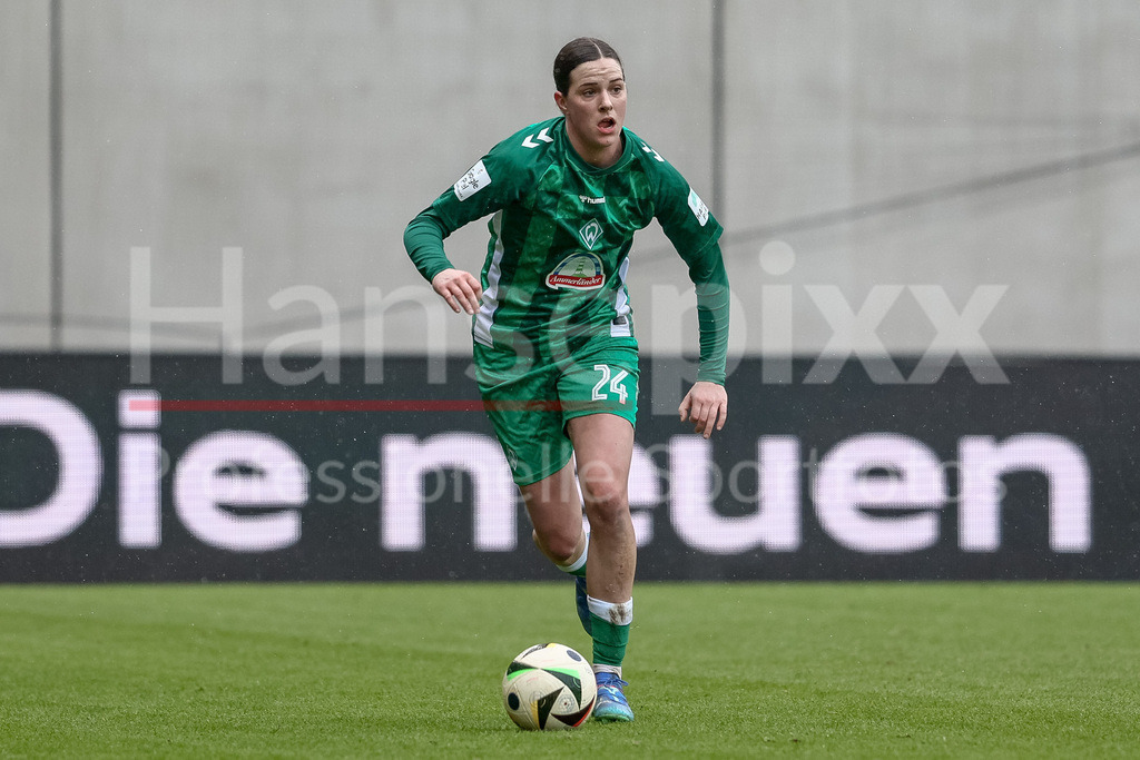 Fussball, Google Pixel Frauen-Bundesliga, FC Bayern München - SV Werder Bremen | v.li.: Lara Schmidt (SV Werder Bremen, 24) am Ball, Freisteller, Einzelbild, Ganzkörper, Aktion, Action, Spielszene, DIE DFB-RICHTLINIEN UNTERSAGEN JEGLICHE NUTZUNG VON FOTOS ALS SEQUENZBILDER UND/ODER VIDEOÄHNLICHE FOTOSTRECKEN. DFB REGULATIONS PROHIBIT ANY USE OF PHOTOGRAPHS AS IMAGE SEQUENCES AND/OR QUASI-VIDEO.