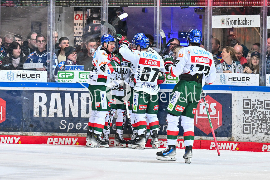 Iserlohn Roosters - Augsburger Panther | Jubel der Panther nach dem Treffer zum 1-2 durch Nolan ZAJAC (Augsburger Panther #44) / Tor / Torschuetze / Freude / Happy / DEL: Iserlohn Roosters - Augsburger Panther, Eissporthalle Iserlohn am 07.03.2025