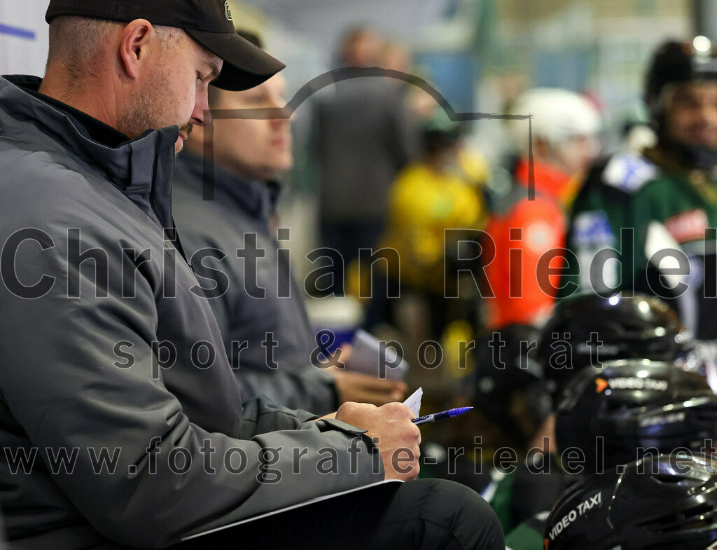 2022-11-20_020_TSV_Erding_gegen_ERSC_Amberg | Erding, Deutschland, 20.11.2022:
Eishockey, Bayernliga 2022 / 2023, 15. Spieltag, TSV Erding gegen ERSC Amberg, Endergebnis: 5:1

Trainer Bernhard Bittel (Erding Gladiators)

Foto: Christian Riedel / fotografie-riedel.net