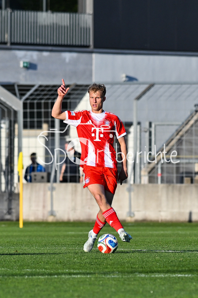 FC Bayern Amateure - TSV Aubstadt | MÜNCHEN, GERMANY - 24. APRIL: am Ball Kurt RÜGER (FC Bayern München II 8) / Einzelfoto / Freisteller während dem Match zwischen den Amateuren des FC Bayern und dem TSV Aubstadt am 31. Spieltag der Regionalliga Bayern im Grünwalder Stadion