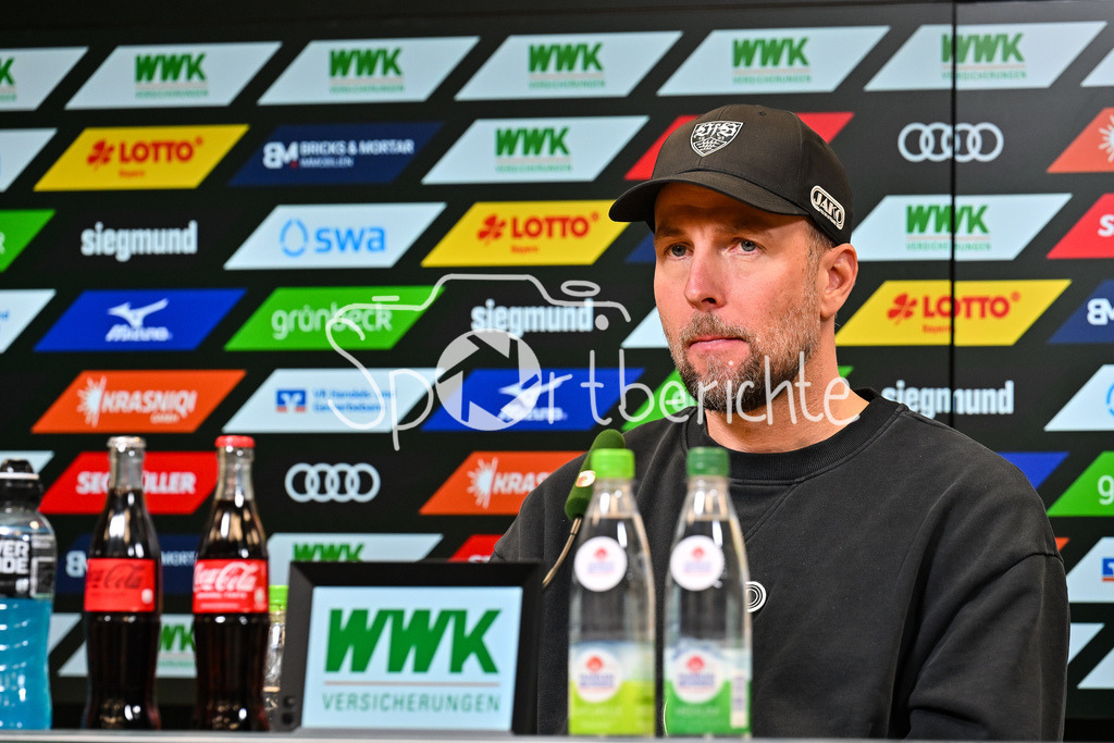 FC Augsburg - VfB Stuttgart | AUGSBURG, GERMANY - 22. MAERZ: im Bild Sebastian HOENEß Trainer VfB Stuttgart / Einzelfoto / Freisteller auf der Pressekonferenz nach dem Match zwischen dem VfB Suttgart und dem 1. FSV Mainz 05 am 20. Spieltag der 2. Frauen-Bundesliga in der MHP-Arena