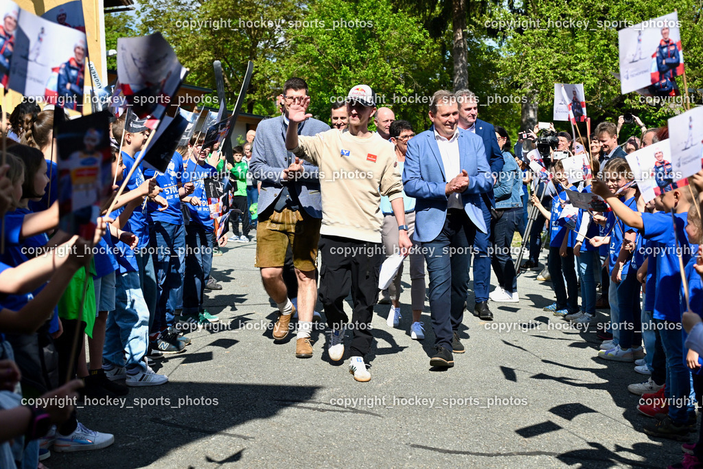 Empfang Daniel Tschofenig | Kärntner Landeshauptmann Stellvertreter Martin Gruber, Daniel Tschofenig, ürgermeister Hohenthurn Michael Schnabl, Kinder Empfangen Daniel Tschofenig, Empfang Daniel Tschofenig, Empfang Daniel Tschofenig am 10.05.2025 in Hohenthurn (Mehrzweckhaus Hohenthuurn), Austria, (Photo by Bernd Stefan)