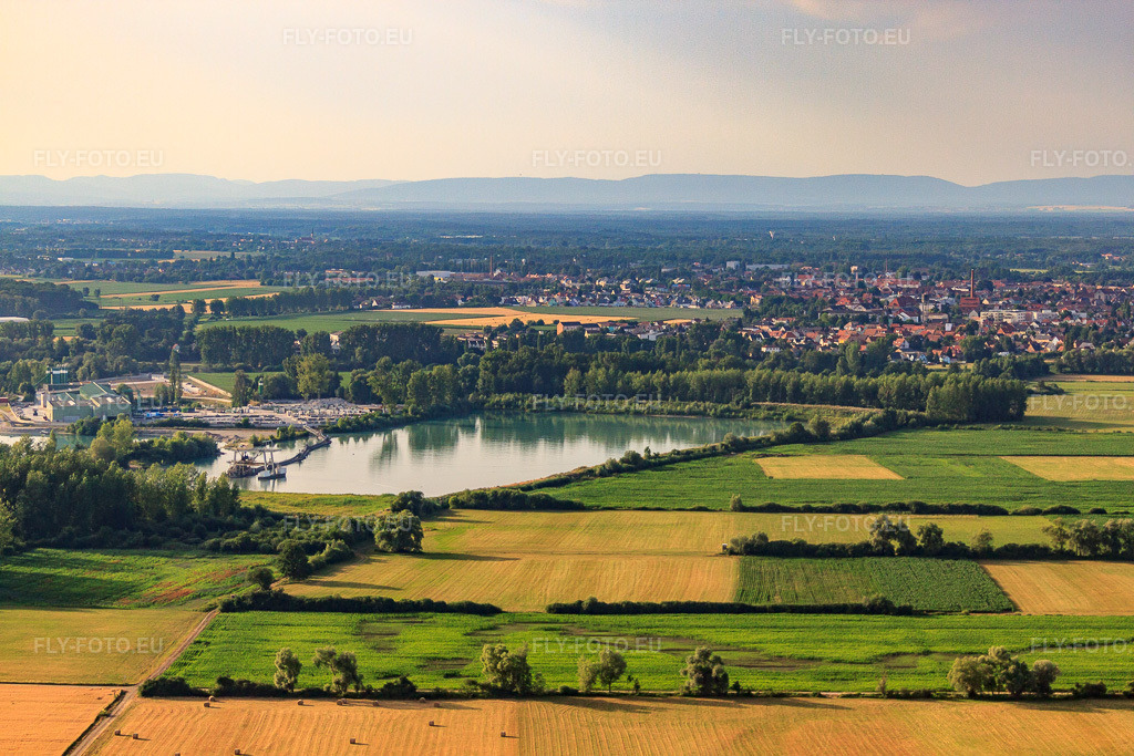 Vue aérienne: Lac Bagger de FEHR - Béton Prêt à l'Emploi à Bischwiller dans le département Bas Rhin, France.Photo: IMG_30376.jpg prise le 09/07/2010 par Werner Riehm/FLY-FOTO.euRésolution de l'original: 4752 x 3168 pxBéton préfabriqué, béton fibré et prêt à l'emploi | FEHR Group