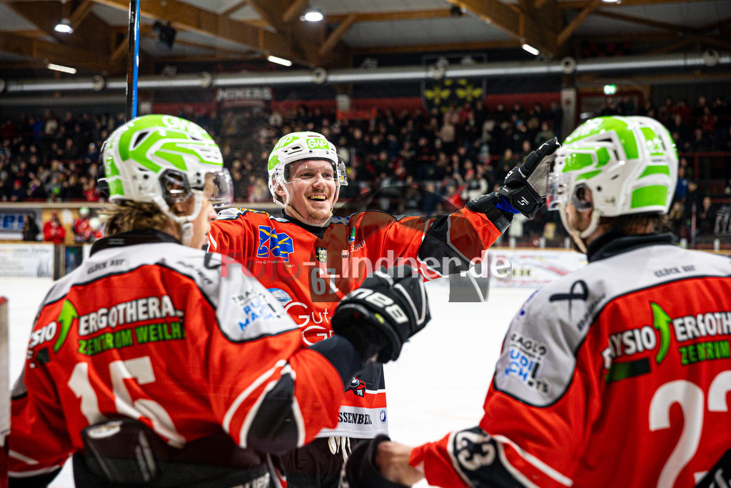 TSV Peißenberg MINERS gegen EV Dingolfing ISAR RATS | Eishockey Bayernliga Herren Vorrunde 2024/25, TSV Peißenberg MINERS gegen EV Dingolfing ISAR RATS, 20241215,Siegesjubel durch Empty Net Tor von Dejan VOGL (MINERS 23),2024-12-15 in Peißenberg (Eisstadion Peißenberg)Maximilian MALZATZKI (MINERS 67), Ryan MURPHY (MINERS 15), Dejan VOGL (MINERS 23)Copyright: WolfgangxLindner