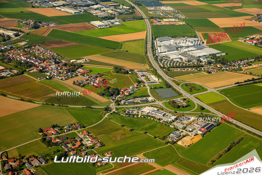 Das Luftbild zeigt : Pankofen Pv Anlage Plattling - Die Luftaufnahme wurde 2023 vom UL-Flugzeug aus erstellt ( keine Drohne ) - Hochauflösende Luftaufnahme - Für grossformatige Ausdrucke geeignet. Die Geschenkidee !Mit Lizenz und Bildrechte bestellbar