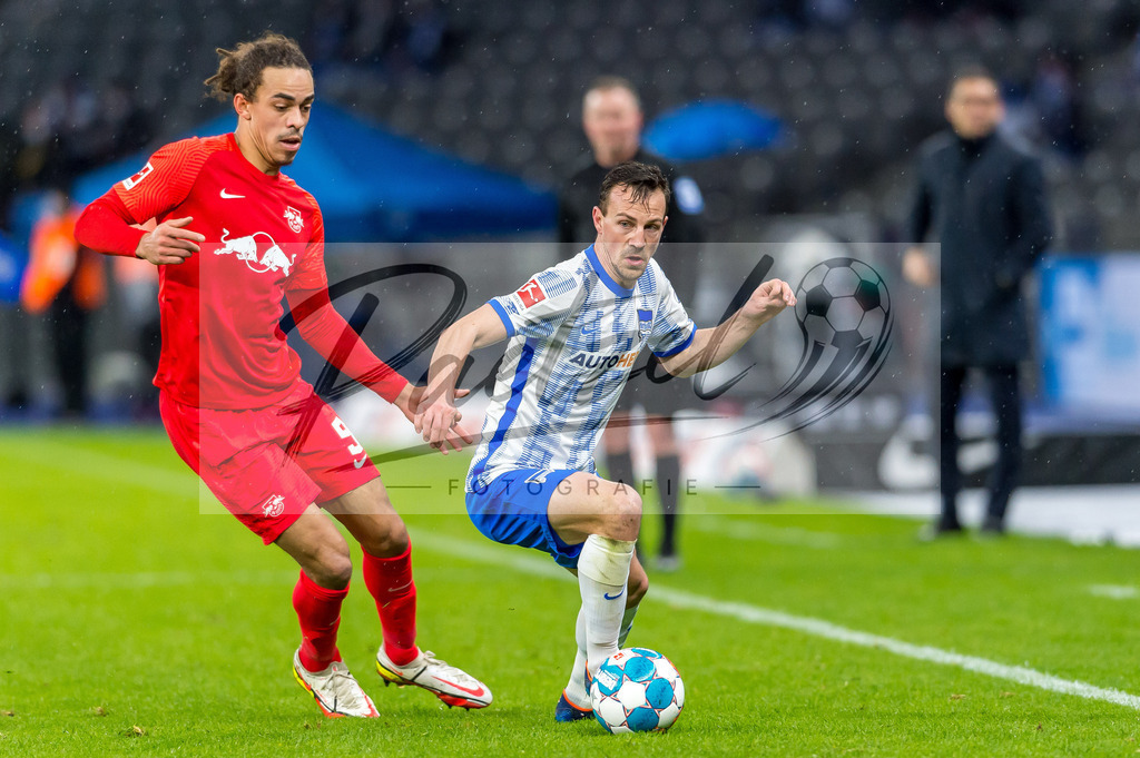 BSCRBL20220220_032 | Fussball, Herren: Yussuf Poulsen (RB Leipzig) und Vladimir Darida (Hertha BSC) im Zweikampf bei dem Spiel der 1. Bundesliga zwischen Hertha BSC und RB Leipzig im Olypiastadion am 20.02.2022 in Berlin, Deutschland.DFB / DFL REGULATIONS PROHIBIT ANY USE OF PHOTOGRAPHS AS IMAGE SEQUENCES AND/OR QUASI-VIDEO. - Realisiert mit Pictrs.com
