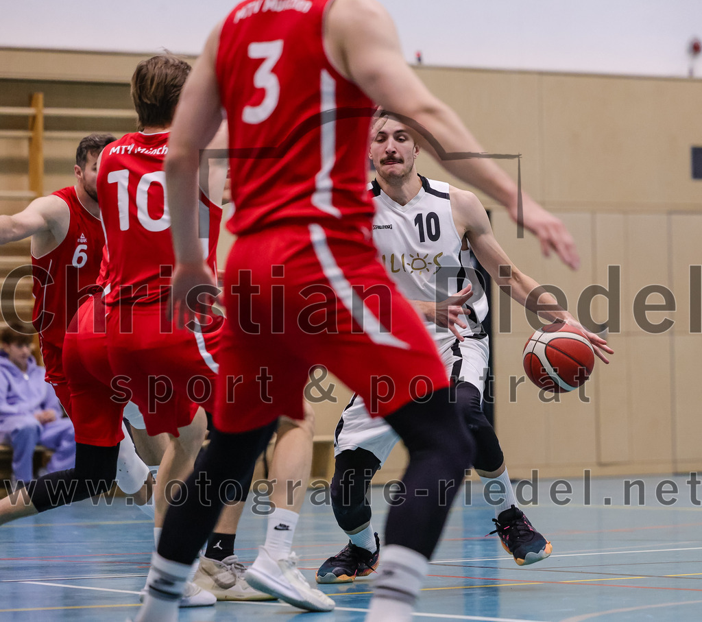 2025-12-06_070_TSV_Vaterstetten_gegen_MTV_1879_Muenchen | Vaterstetten, Deutschland, 06.12.2025:Basketball, 2. Regionalliga Süd 2025 / 2026, 9. Spieltag, TSV Vaterstetten gegen MTV 1879 München, Endergebnis: 58:83Felix Sebastian Fraas (MTV 1879 München, #10), Finn Liebig (TSV Vaterstetten, #10)Foto: Christian Riedel / fotografie-riedel.net