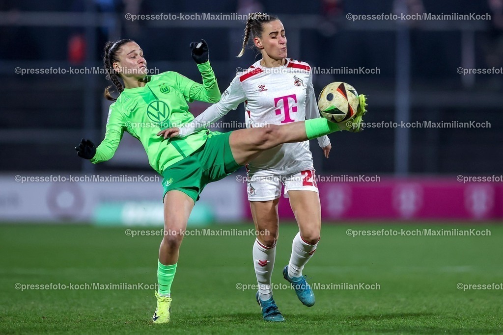 Koe07022501014 | 07.02.2025, Frauen Fußball, 1. FC Köln - VfL Wolfsburg, 1. Fußball Bundesliga, Franz-Kremer-Stadion, Saison 2024 2025: Diana Nemeth (VfL Wolfsburg #15) im Zweikampf gegen Vanessa Leimenstoll (1. FC Köln #29)DFB regulations prohibit any use of photographs as image sequences and or quasi-video.