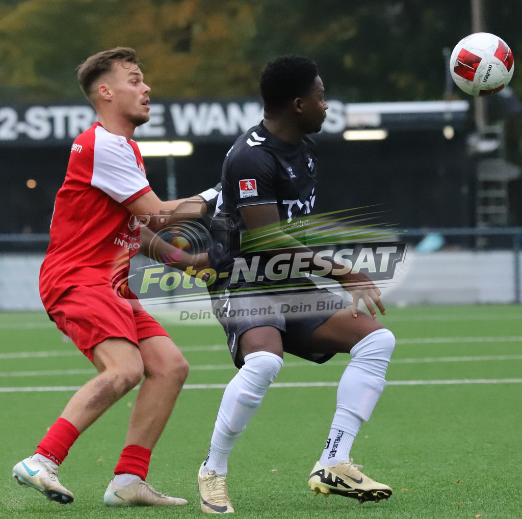 FC RW Kirchlengern - BV Bad Lippspringe | Auf dem Bild zu sehen: rot FC RW Kirchlengern: Jarno Kassebaum ; schwarz BV Bad Lippspringe: Adebola AdejojuFC RW Kirchlengern, BV Bad Lippspringe, Saison 25/26, Landesliga, Kirchlengern, Deutschland - Realisiert mit Pictrs.com