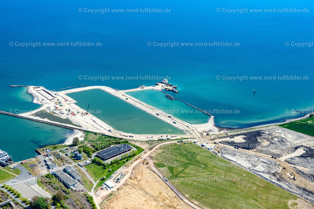Fehmarn_Fährhafen_Puttgarden_Baustelle_Tunnelbau_ELS_4796150522 | FEHMARN 15.05.2022 Hafenanlagen des Fährhafens und Baustelle des Baus des Fehmarnbelt-Tunnels in Puttgarden auf Fehmarn im Bundesland Schleswig-Holstein, Deutschland. Weiterführende Informationen bei: DB Netz AG,  Deutsche Bahn AG,  Femern A/S,  Landesbetrieb für Küstenschutz, Nationalpark und Meeresschutz Schleswig-Holstein (LKN.SH). // Port facilities of the ferry port and construction site for the construction of the Fehmarnbelt Tunnel in Puttgarden on Fehmarn in the state Schleswig-Holstein, Germany. Further information at: DB Netz AG,  Deutsche Bahn AG,  Femern A/S,  Landesbetrieb fuer Kuestenschutz, Nationalpark und Meeresschutz Schleswig-Holstein (LKN.SH). Foto: Martin Elsen