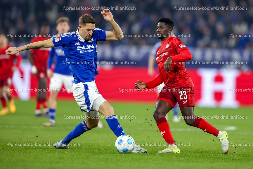 Schalke29112401029 | 29.11.2024, Fußball, FC Schalke 04 - 1. FC Kaiserslautern, 2. Fußball Bundesliga, Veltins-Arena Gelsenkirchen, Saison 2024 2025: Zweikampf Janik Bachmann (S04 #14) gegen Afeez Aremu (FCK #23)DFB regulations prohibit any use of photographs as image sequences and or quasi-video.