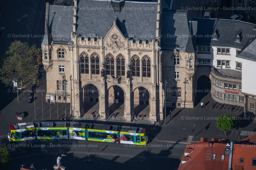 4025904 | ERFURT 06.05.2020 Gebäude des historischen Rathauses der Stadtverwaltung am Fischmarkt in der Altstadt in Erfurt im Bundesland Thüringen, Deutschland. Weiterführende Informationen bei: Landeshauptstadt Erfurt. // Town Hall building of the city administration on Fischmarkt in of Altstadt in Erfurt in the state Thuringia, Germany. Further information at: Landeshauptstadt Erfurt. Foto: Gerhard Launer