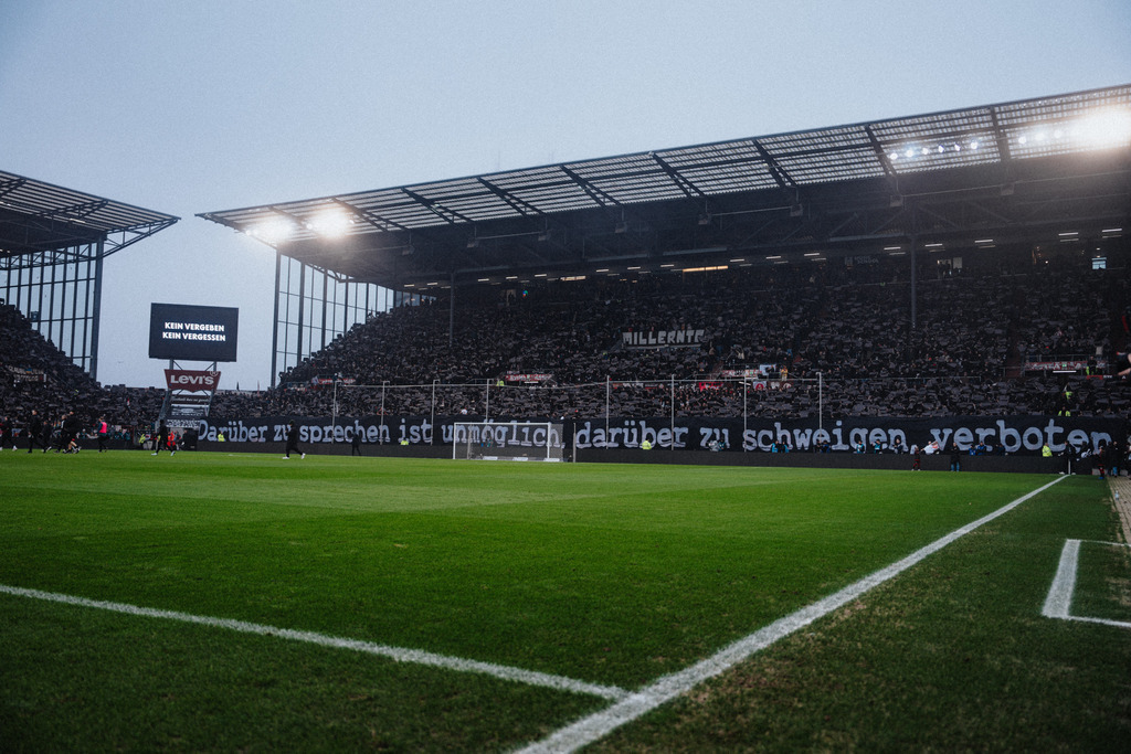 FCP03241 | Der offizielle Shop für FC St. Pauli Fotos. Wähle aus Spielszenen & Fanmomenten dein FCSP Wunschformat. Wir liefern Millerntor-Atmosphäre.