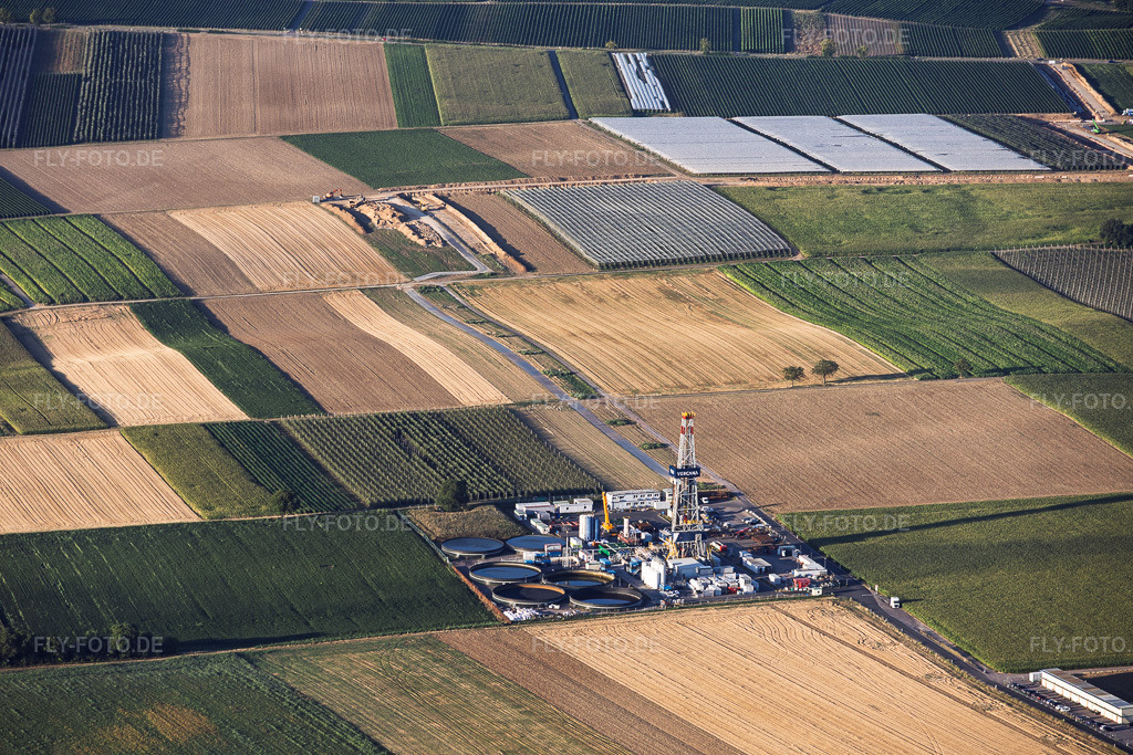 Luftbild: Baustelle für Trasse zwischen erstem Bohrplatz auf dem Schleidberg zum zweiten Bohrplatz auf dem Trappelberg des Lionheart-Projekts der Vulcan Energy für die zukünftige klimaneutrale Wärmeversorgung der Stadt Landau sowie Lithiumextraktion und Stromproduktion durch ORC-Anlage in Insheim im Bundesland Rheinland-Pfalz in Deutschland. – Foto: IMG_158512.jpg vom 07.08.2026 durch Werner Riehm/FLY-FOTO.de – Auflösung des Originals: 6000 x 4000 px – VULCAN ENERGY RESOURCES