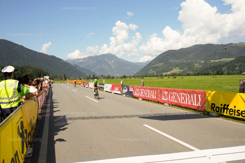 853_20230817_Bewerb_Maenner_Muehlanger | AUT - OESTERREICH, 2023-08-16: SPORT RENNRAD-FAHREN - 55. INTERNATIONALER RADWELTPOKAL IN ST. JOHANN IN TIROL  - Vintage-Radrennen mit WM-Bronze-Medaillen-Siegerin Christina Schweinberger, den Teilnehmer und Alexander Baumann (vom Orginastions-Team) - TAG 2 BEWERB MAENNER IN SECHS GRUPPEN  ; Foto: Roland Muehlanger