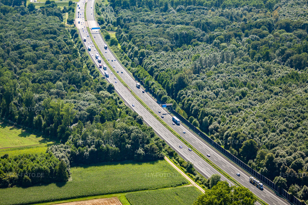 Luftbild: Verlauf der A5 bei Rastatt im Ortsteil Niederbühl in Rastatt im Bundesland Baden-Württemberg in Deutschland. Foto: IMG_31234.jpg vom 09.08.2010 durch Werner Riehm/FLY-FOTO.de