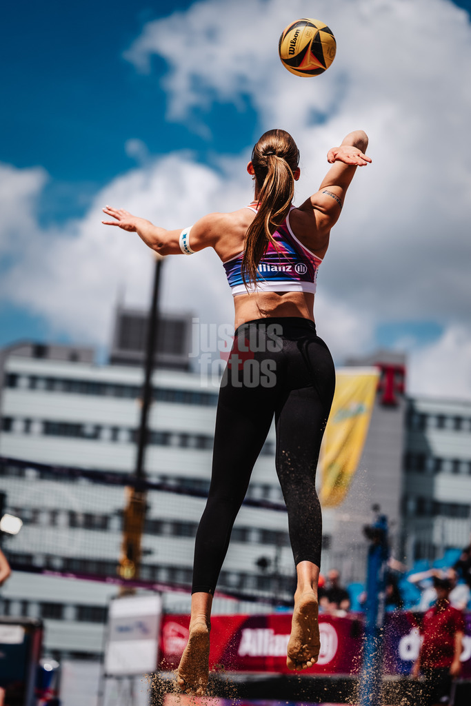Beachvolleyball | Frauen | Allianz German Beach Tour 2025 | Tourstop Hamburg | 29.05.2025 | Mila Jancar beim Aufschlag