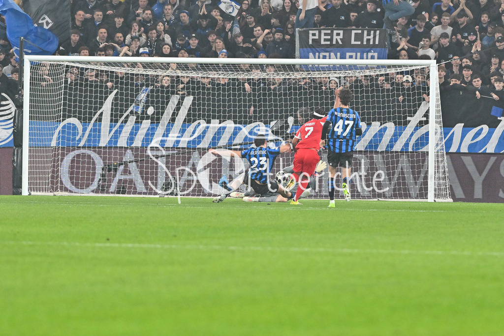 Atalanta Bergamo - FC Bayern München | BERGAMO, ITALY - 10. MARCH: Serge GNABRY (FC Bayern Munich 7) scores the goal to makes 0-3 / Tor / Torschuetze / Freude / Happy during the UEFA Champions League match between Atalanta Bergamo vs. FC Bayern Munich on first leg of round of 16 at New Balance Arena