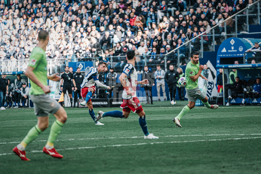 Fußball | Männer | Saison 2023/2024 | 2. Fußball-Bundesliga | 26. Spieltag | Hamburger SV vs. SV Wehen Wiesbaden | 17.03.2024 | Miro Muheim (#28, HSV) triff Sascha Mockenhaupt (#4, SV Wehen Wiesbaden) und das führt zum Tor