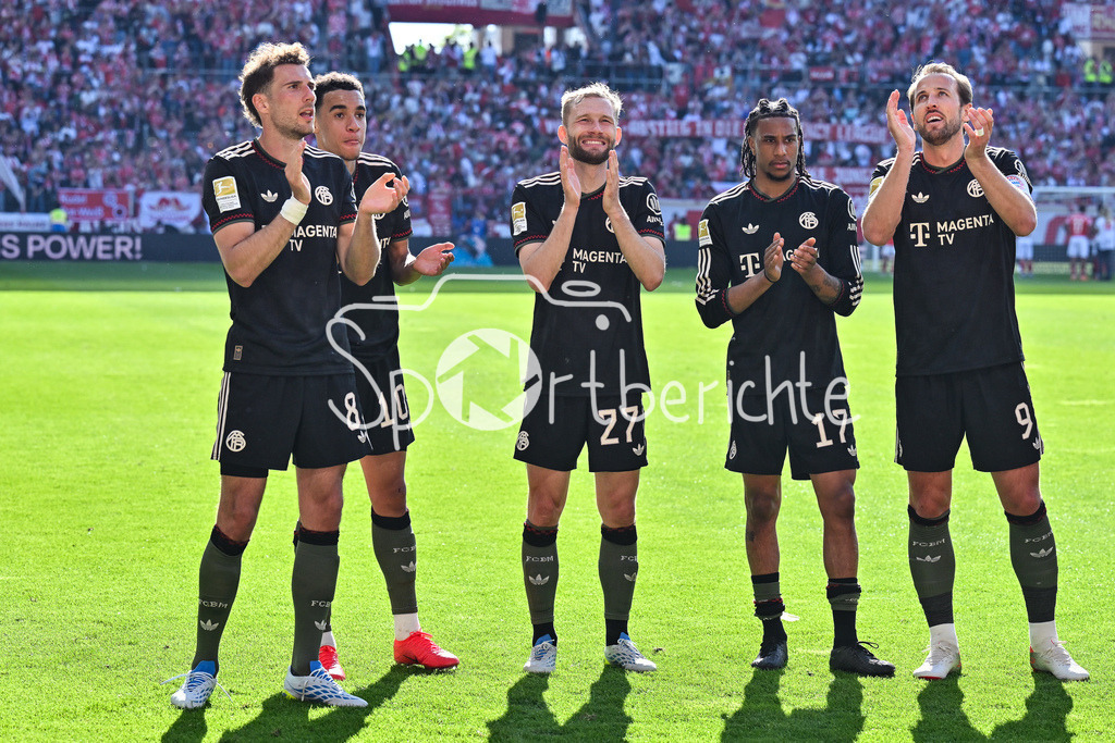 1. FSV Mainz 05 - FC Bayern München | MAINZ, GERMANY - 25. APRIL: die Spieler der Bayern feiern zusammen mit den Fans den Auswärtssieg in Mainz nach dem Bundesligamatch zwischen dem 1. FSV Mainz 05 und dem FC Bayern München am 31. Spieltag in der MEWA Arena / DFL REGULATIONS PROHIBIT ANY USE OF PHOTOGRAPHS AS IMAGE SEQUENCES AND/OR QUASI-VIDEO / Leon GORETZKA (FC Bayern Munich 8), Jamal MUSIALA (FC Bayern Munich 10), Konrad LAIMER (FC Bayern Munich 27), Michael OLISE (FC Bayern Munich 17), Harry KANE (FC Bayern Munich 9)