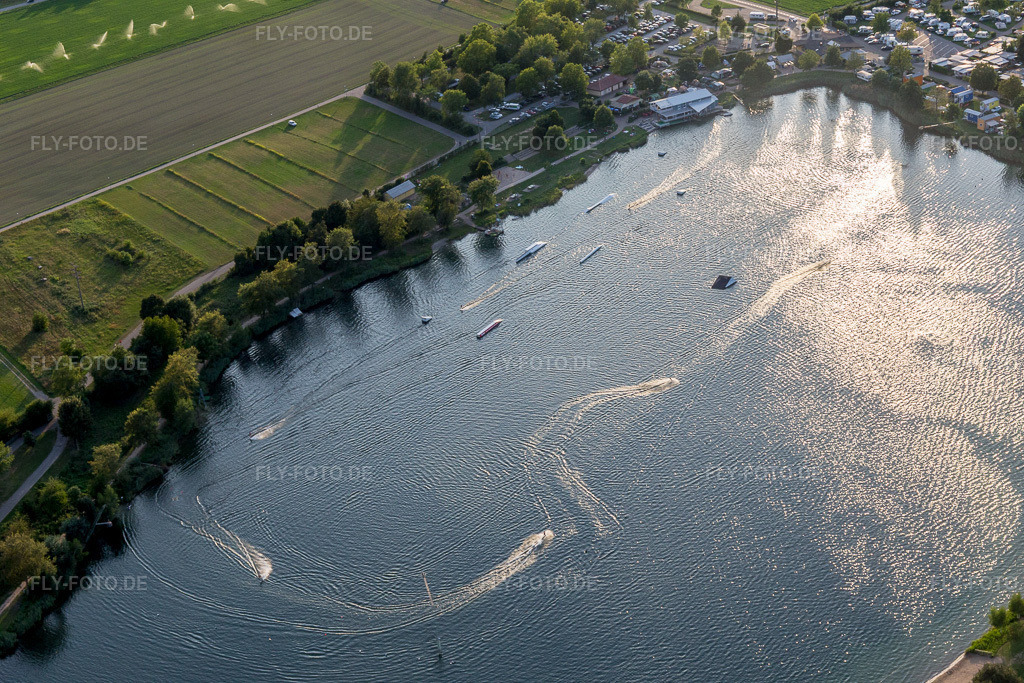 Luftbild: Freizeitzentrum der St Leoner Wasser-Ski-Seilbahn GmbH auf dem St.Leoner See in Sankt Leon-Rot im Ortsteil Sankt Leon in St. Leon-Rot im Bundesland Baden-Württemberg in Deutschland. Foto: IMG_102518.jpg vom 24.08.2017 durch Werner Riehm/FLY-FOTO.de