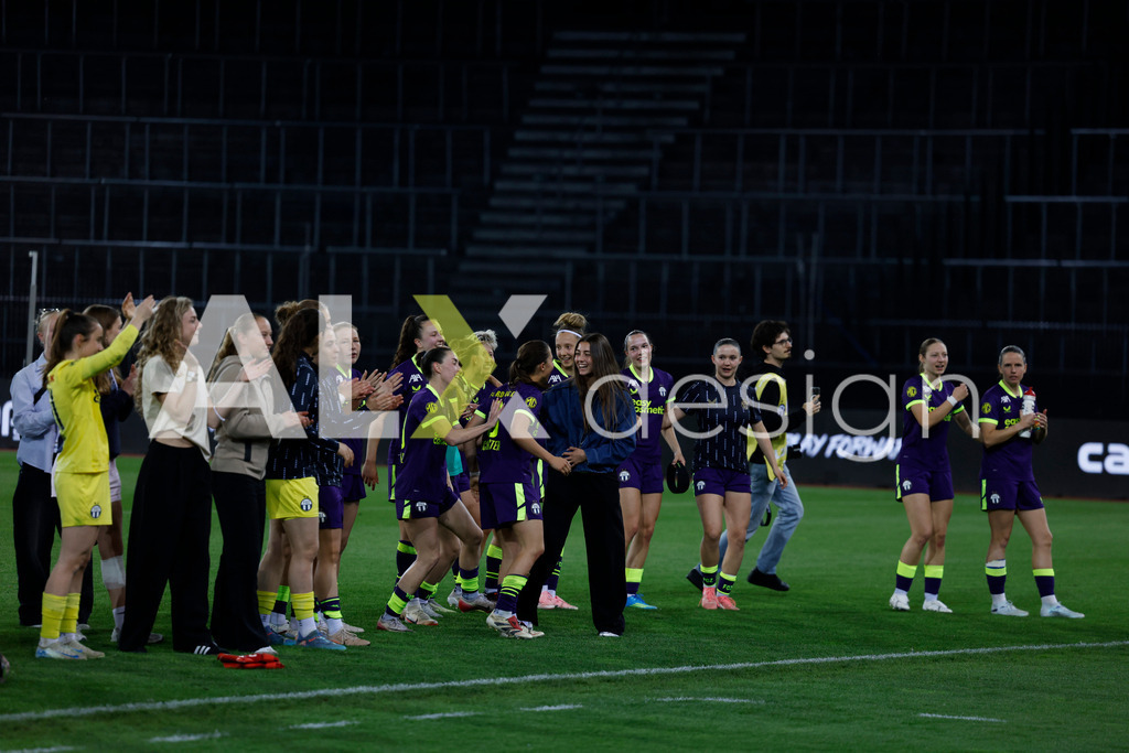 GC Zürich vs FC Zürich - AXA Women’s Super League Playoffs - Stadion Letzigrund | FC Zürich Team celebrating after the AXA Women’s Super League Playoffs quarter-final second leg between GC Zürich and FC Zürich at Stadion Letzigrund, Zurich, Switzerland. - Realisiert mit Pictrs.com