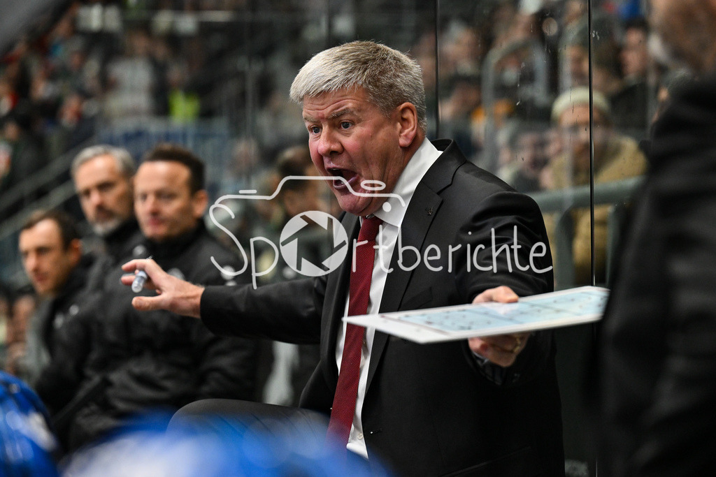 Augsburger Panther - Dresdner Eislöwen | AUGSBURG, GERMANY - 04. DECEMBER: im Bild Bill PETERS Trainer Augsburger Panther bei einer Ansprache während dem Match zwischen den Augsburger Panthern und den Dresdner Eislöwen am 25 Spieltag der PENNY DEL im Curt Frenzel Stadion