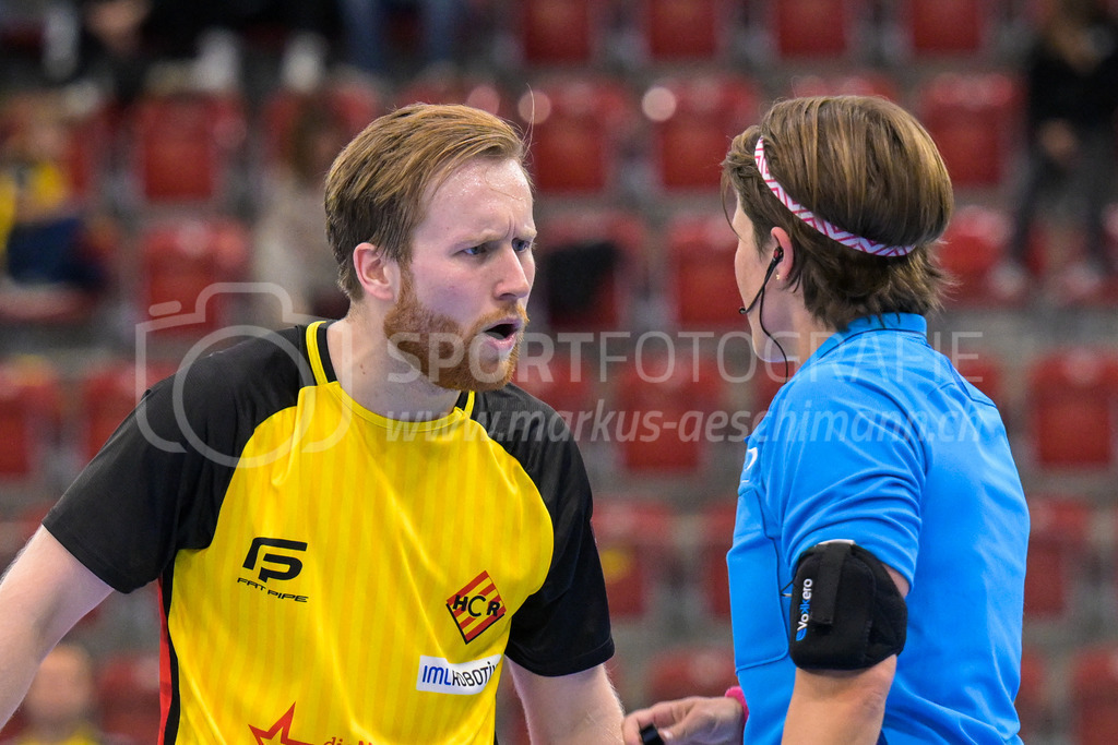 HC Rychenberg vs UHC Uster - 14. October 2022 | HC Rychenberg vs UHC Uster
AXA Arena, Winterthur
Noah Püntener (#19 HC Rychenberg) versteht die Welt von Schiedsrichterin Corina Wehinger nicht mehr.
Bild: Sportfotografie Markus Aeschimann | www.markus-aeschimann.ch - Realisiert mit Pictrs.com