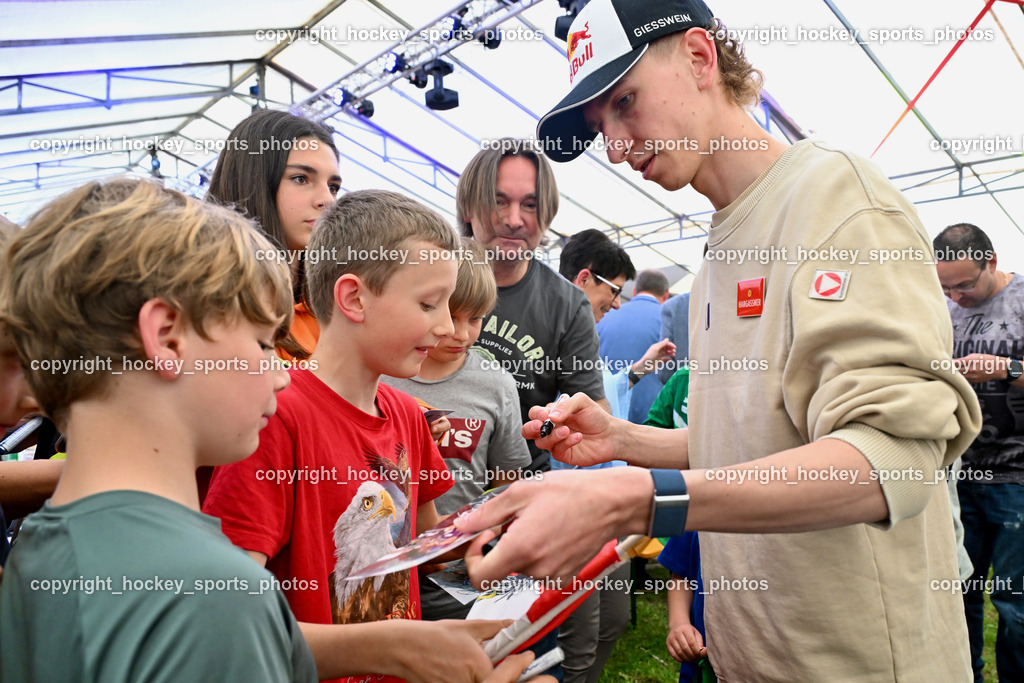 Empfang Daniel Tschofenig | Daniel Tschofenig schreibt Autogramme, Empfang Daniel Tschofenig, Empfang Daniel Tschofenig am 10.05.2025 in Hohenthurn (Mehrzweckhaus Hohenthuurn), Austria, (Photo by Bernd Stefan)